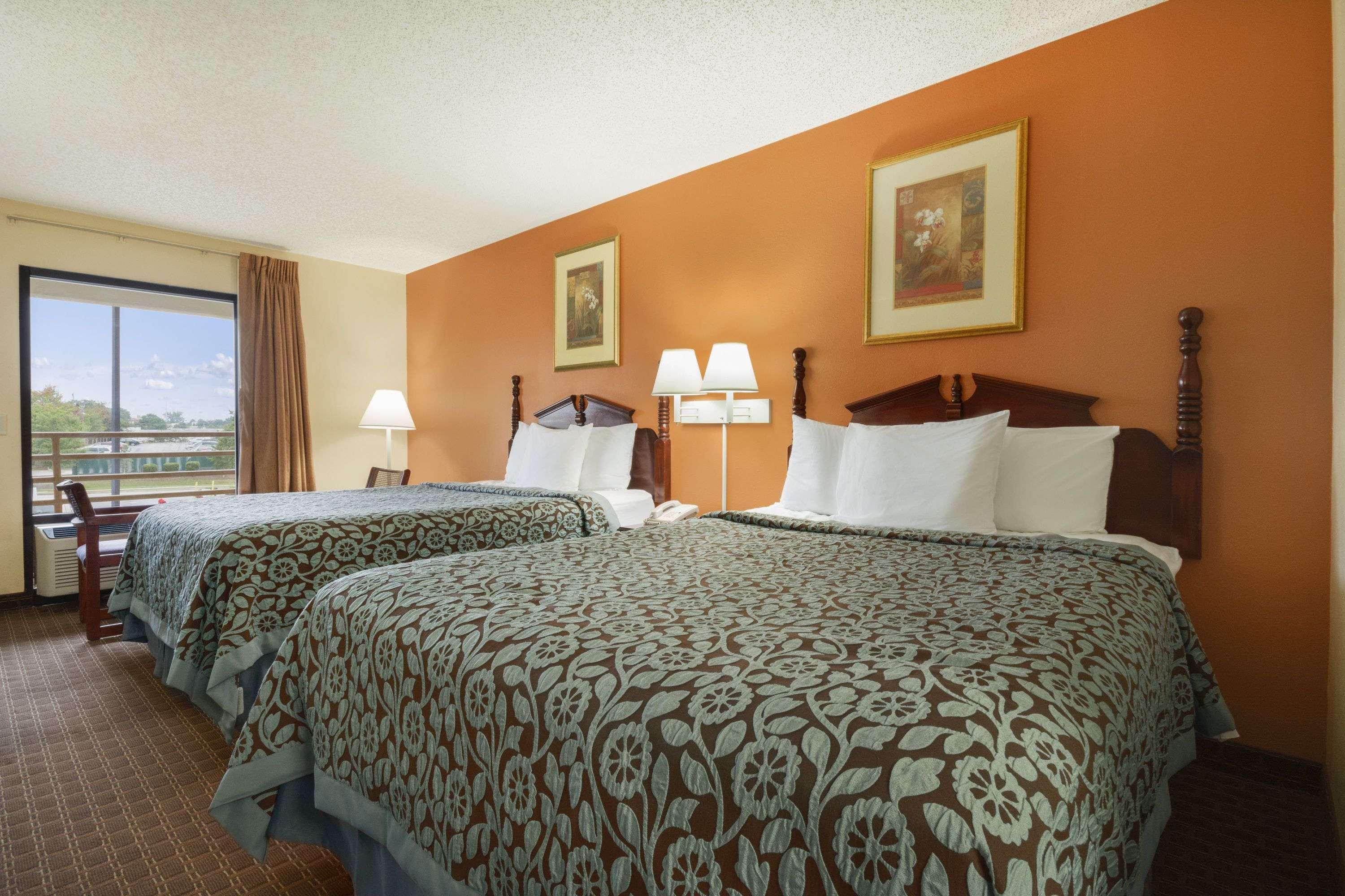 Days Inn By Wyndham Atlanta Stone Mountain Exterior photo